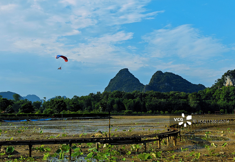 滑翔机飞过荷塘图片素材