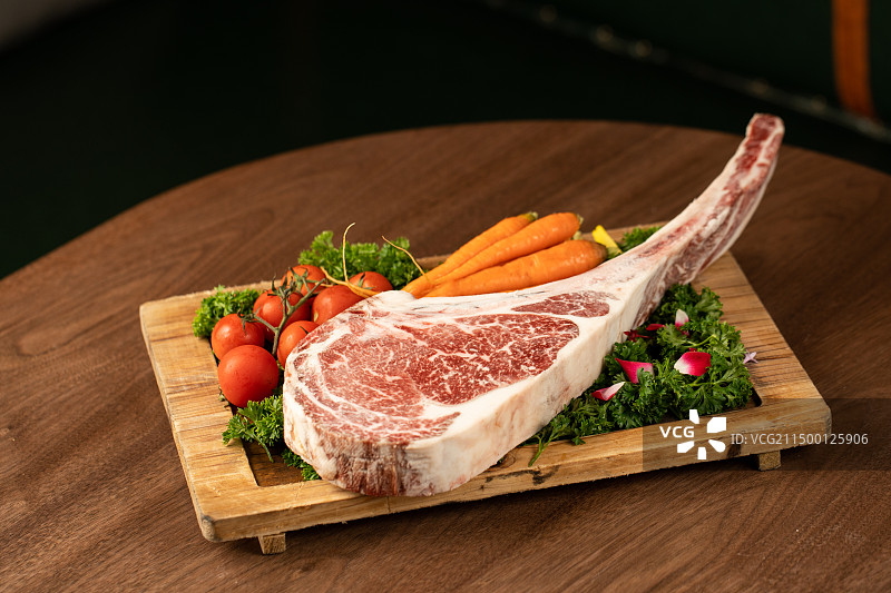 生的战斧牛排图片素材