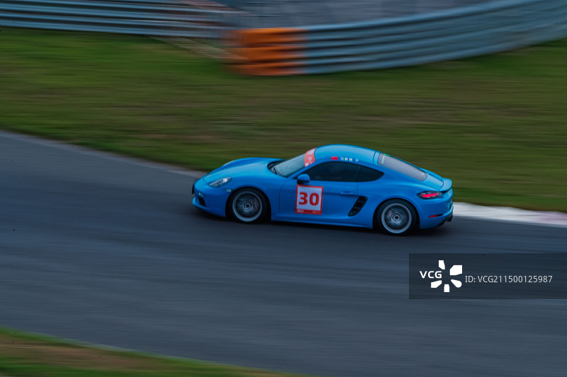 汽车在赛车场上的高角度视图图片素材