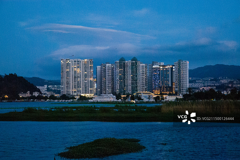 大理洱海的夏天夜景图片素材