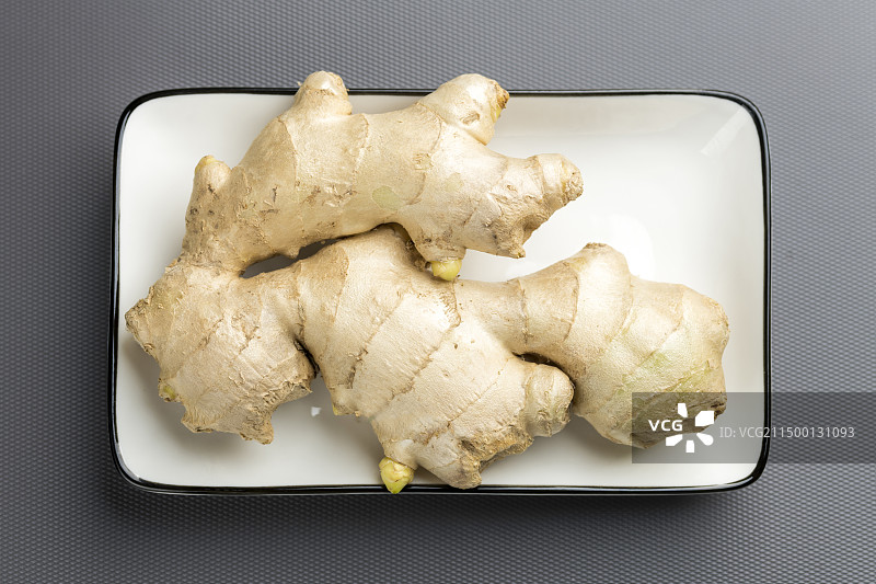 生姜与姜片摆放在桌面上特写图片素材