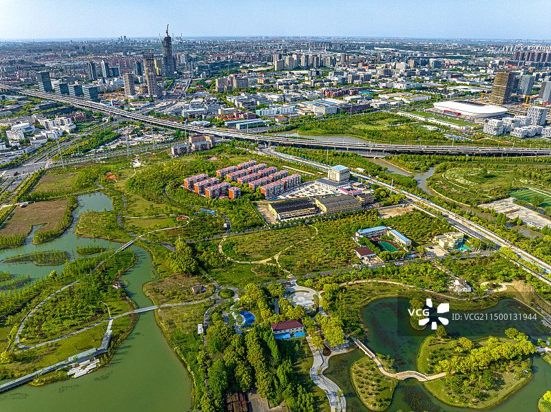 航拍张家浜楔形绿地 金桥路 三桥村 金浦小区 中环快速路 金桥出口加工区 金色中环带图片素材