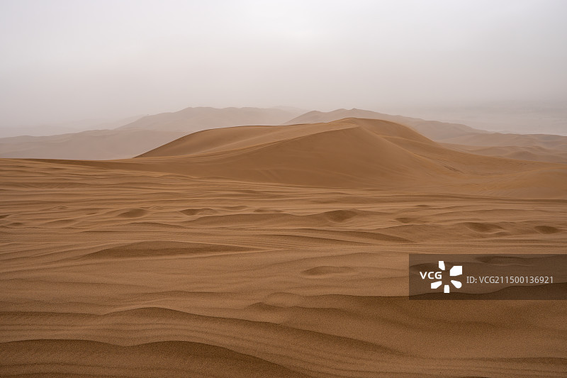 风中的库木塔格沙漠图片素材