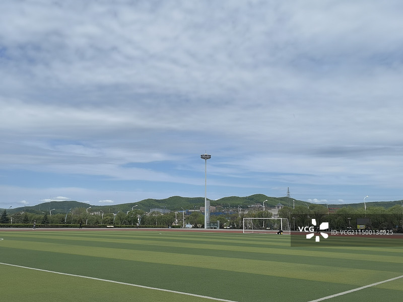蓝天白云下的足球场图片素材
