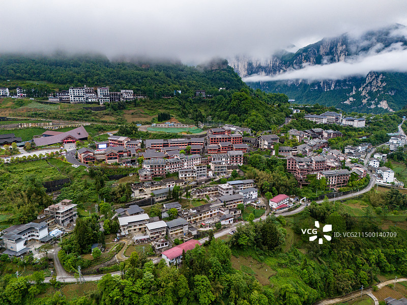 航拍视角下的恩施大峡谷游客中心图片素材