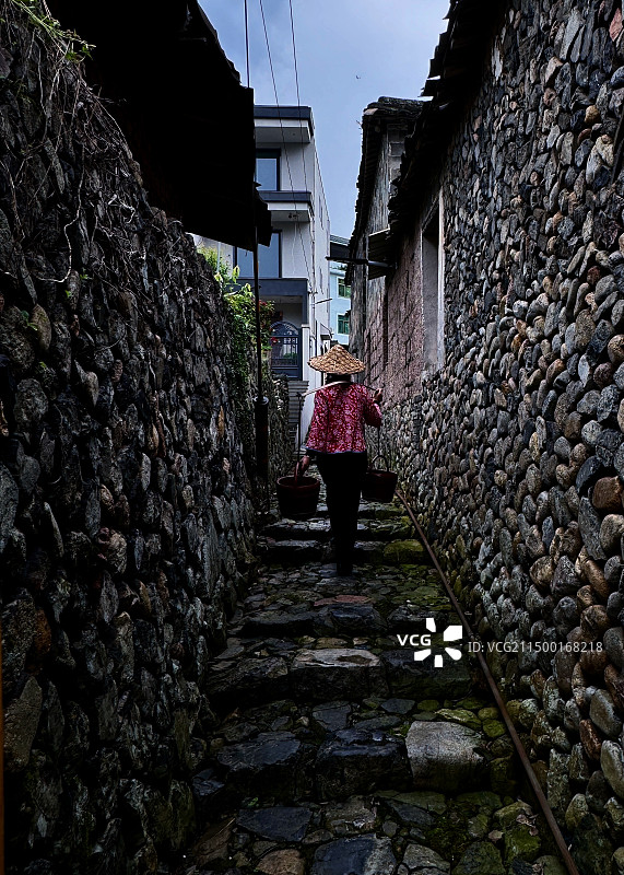 胡同里的担水人图片素材