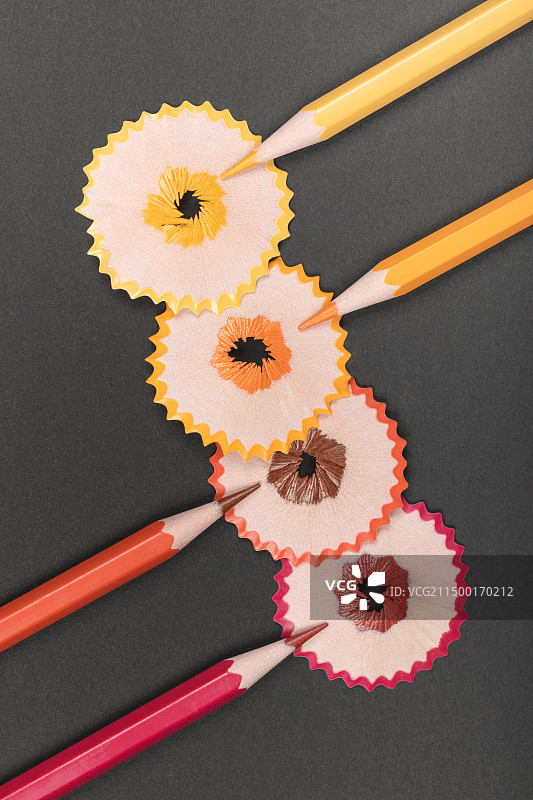 彩色铅笔与花形铅笔屑图片素材