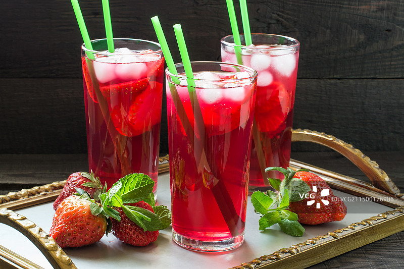 鲜红色的草莓水果图片素材