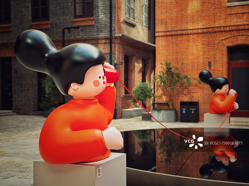 周日央•下腰女孩雕塑，上海洛克·外滩源装置艺术展。图片素材