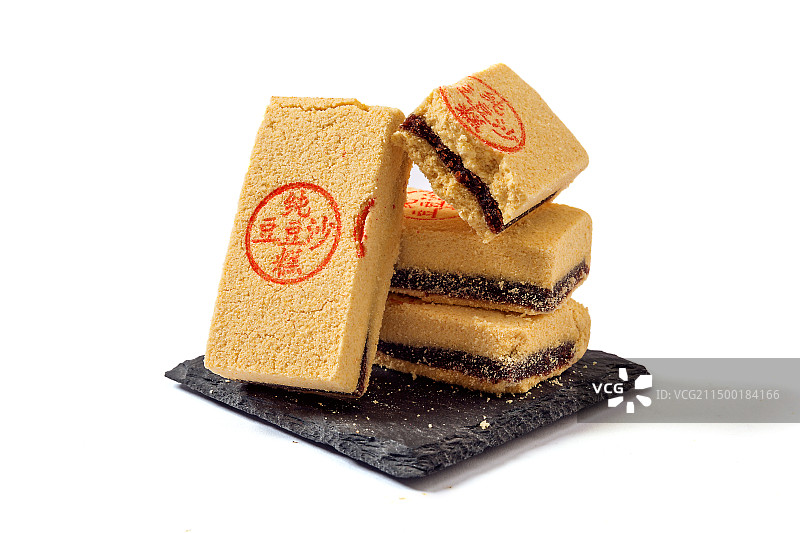 白色背景上的纯豆沙糕图片素材