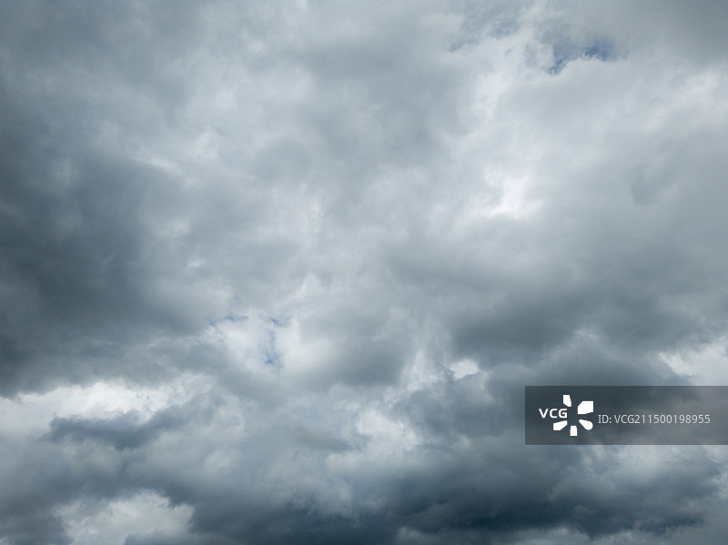 天空中乌云密布图片素材
