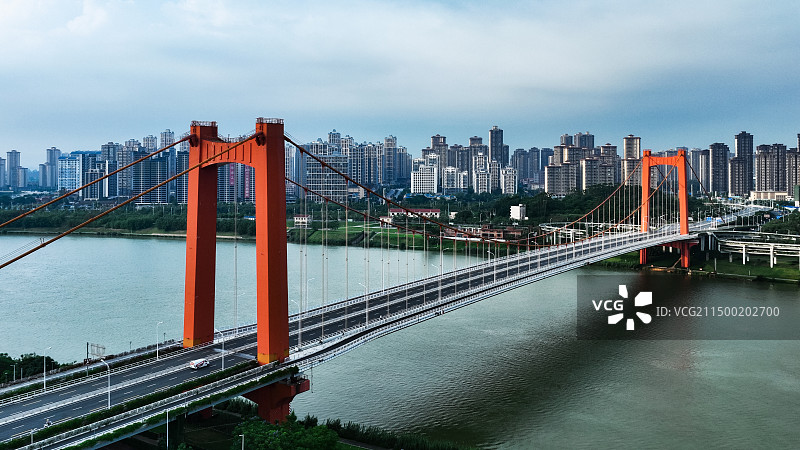 广西南宁红色的良庆大桥图片素材