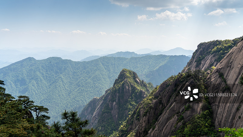 晴天的黄山风景区前山慈光阁索道上站峡谷风光风景图片图片素材
