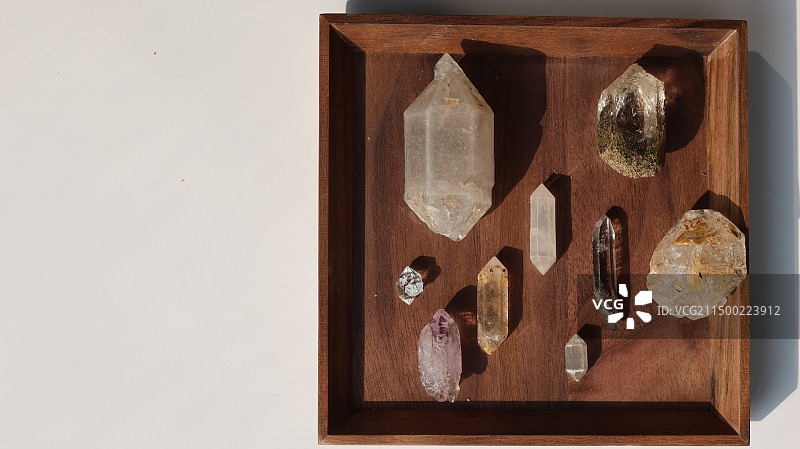 一组五颜六色的水晶原石特写图片素材