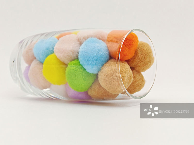 放在杯子里的，五颜六色的毛球，毛绒球，猫咪玩具球图片素材