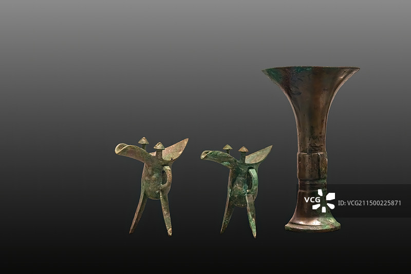 山东滕州，商代后期青铜器，鸟铜爵，铜觚图片素材