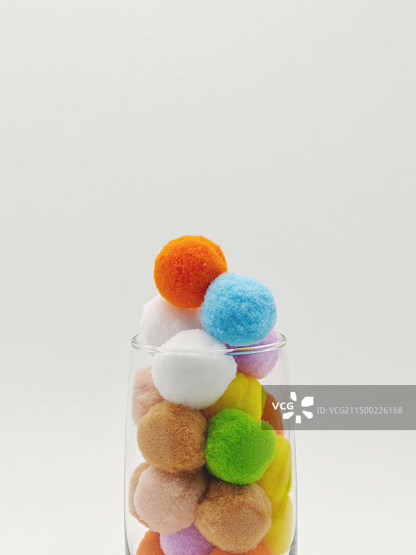 放在杯子里的，五颜六色的毛球，毛绒球，猫咪玩具球图片素材