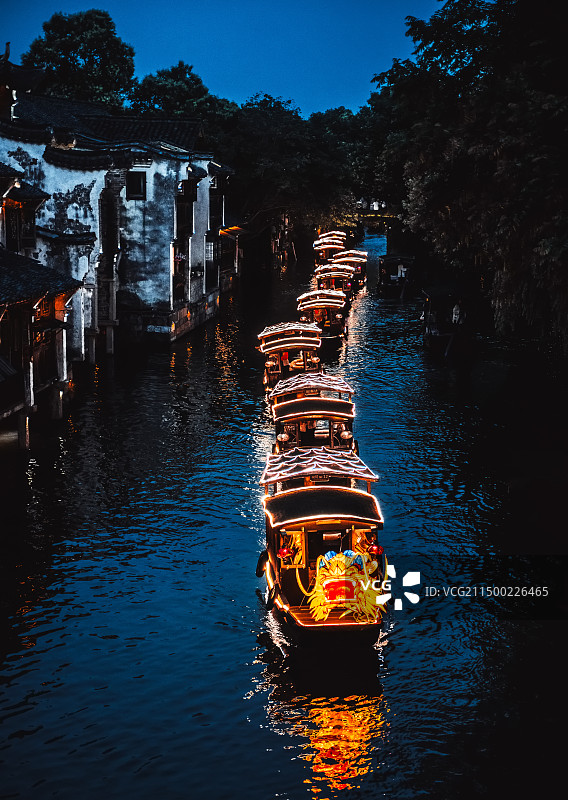 浙江嘉兴乌镇，端午节龙舟花灯船图片素材