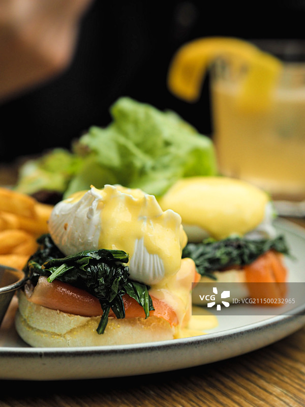 早午餐三文鱼班尼迪克蛋图片素材