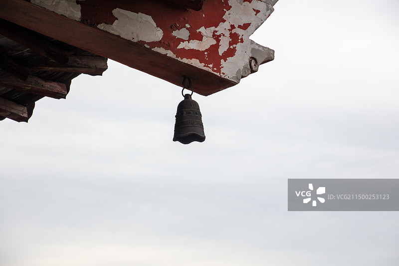 杭州东方文化园屋檐悬挂着的风铃图片素材
