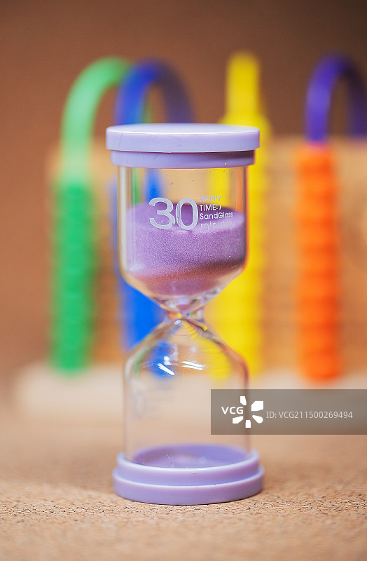 紫色沙漏与时间观念图片素材