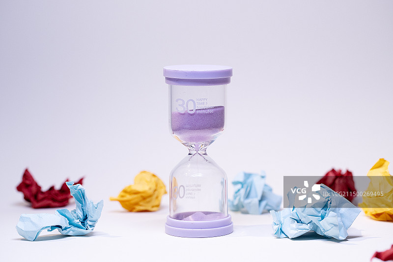 紫色沙漏，彩色纸团，计时考试和倒计时图片素材