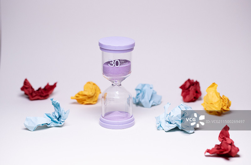 紫色沙漏，彩色纸团，计时考试和倒计时图片素材