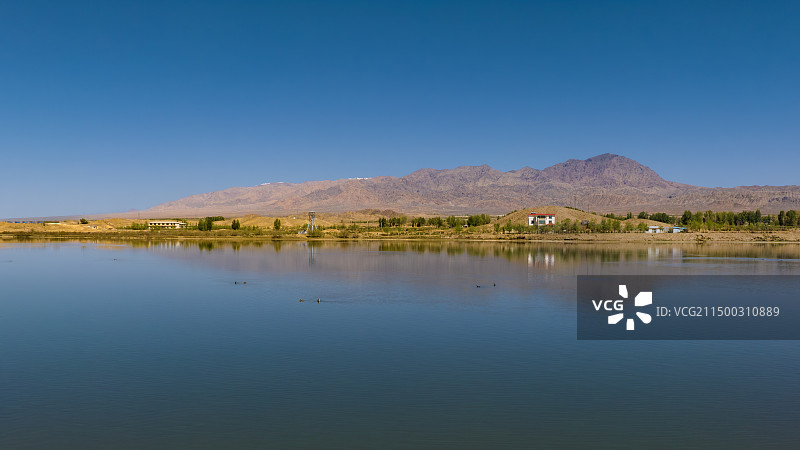 蓝天下的祁店水库图片素材