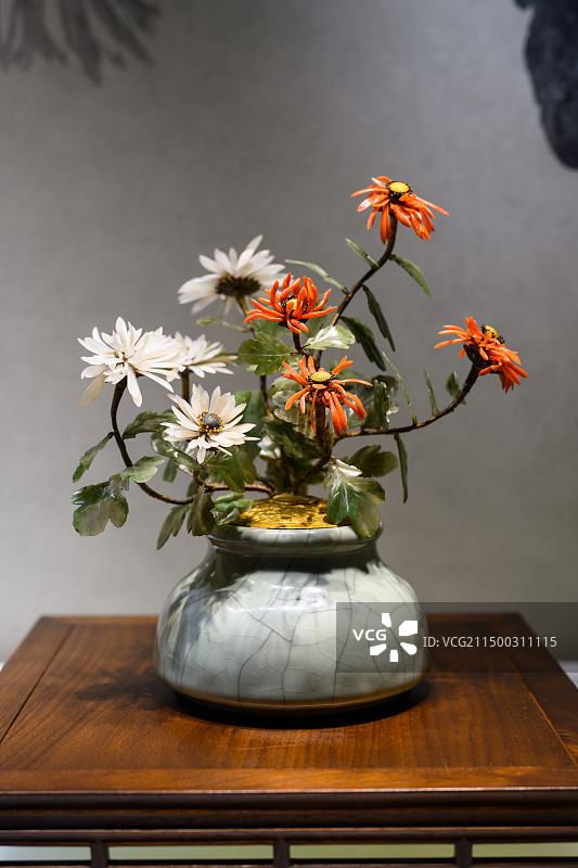 故宫博物院珍宝馆文物，清代仿官釉瓷花囊玉石菊花景图片素材