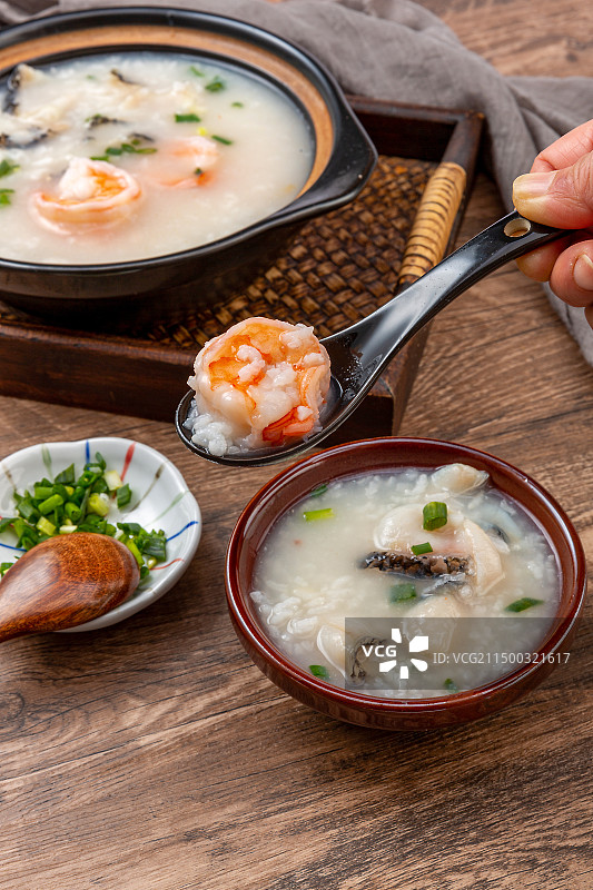 黑鱼片虾粥里的虾仁特写图片素材