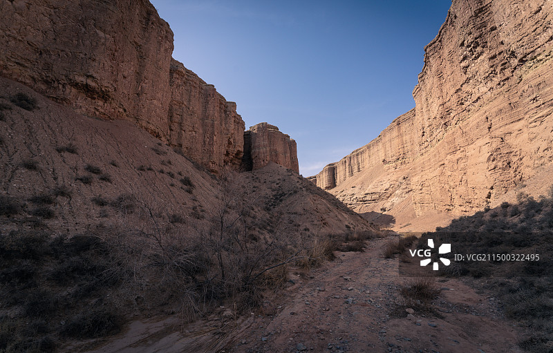 荒凉的红土丹霞峡谷图片素材