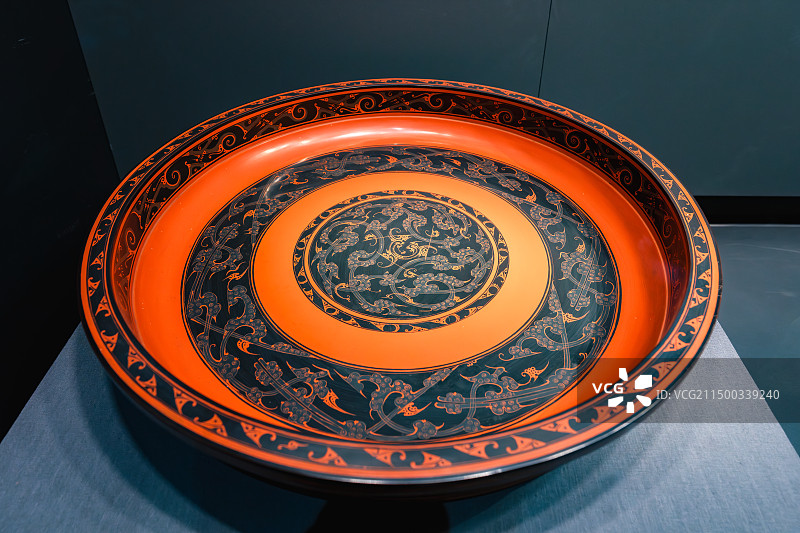 利狶墓（长沙马王堆三号墓）出土，湖南博物院藏文物——“轪侯家”云龙纹漆盘（西汉时期）图片素材