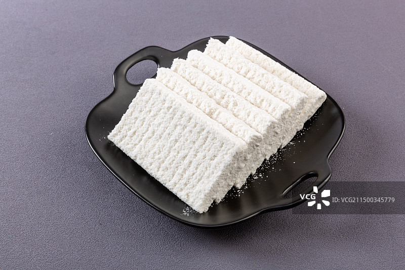 灰色背景上的天津特产杨村糕干图片素材