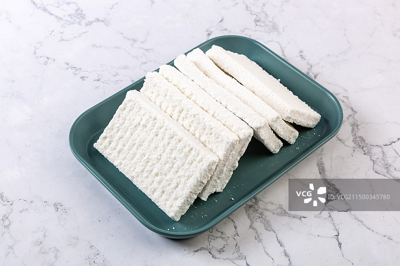 盘子里的天津特产杨村糕干图片素材