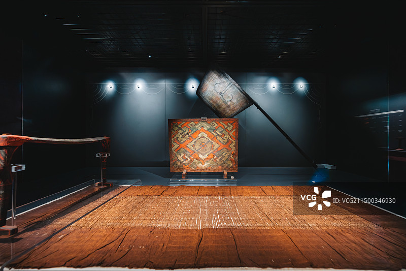 辛追墓出土，湖南博物院藏文物——锡铃形器/长柄大竹扇/云龙纹漆屏风/云纹漆凭几/莞席（西汉时期）图片素材