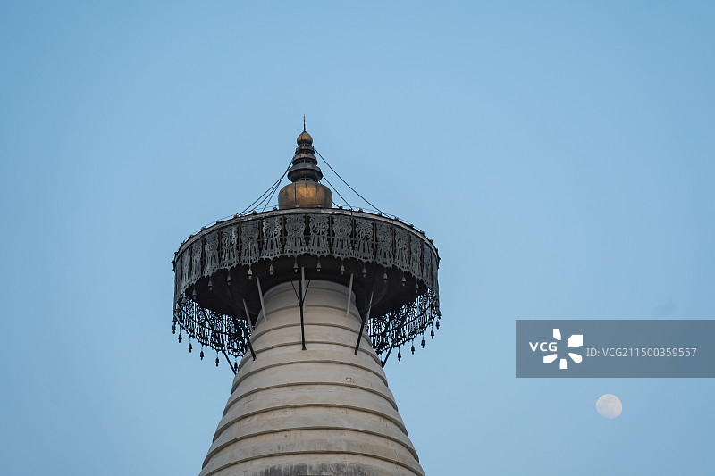 晴朗蓝天下的塔楼俯视图图片素材