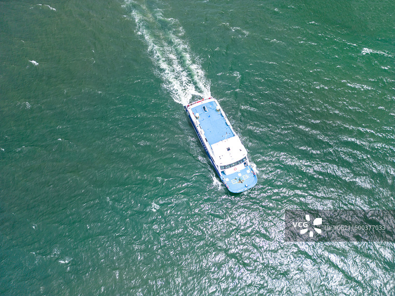 正在航行的海中小型邮轮图片素材
