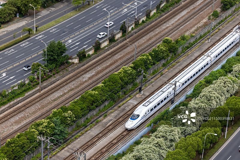 江苏省无锡市火车站复兴号和谐号高铁进站出站风光图片素材