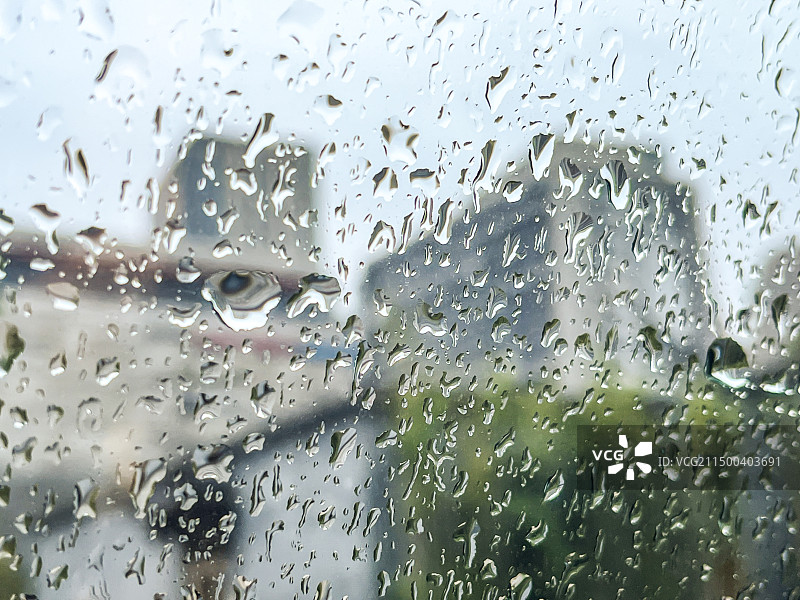 玻璃上的水滴图片素材