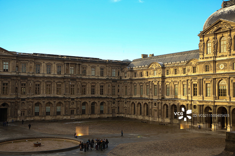 法国卢浮宫博物馆和游客图片素材