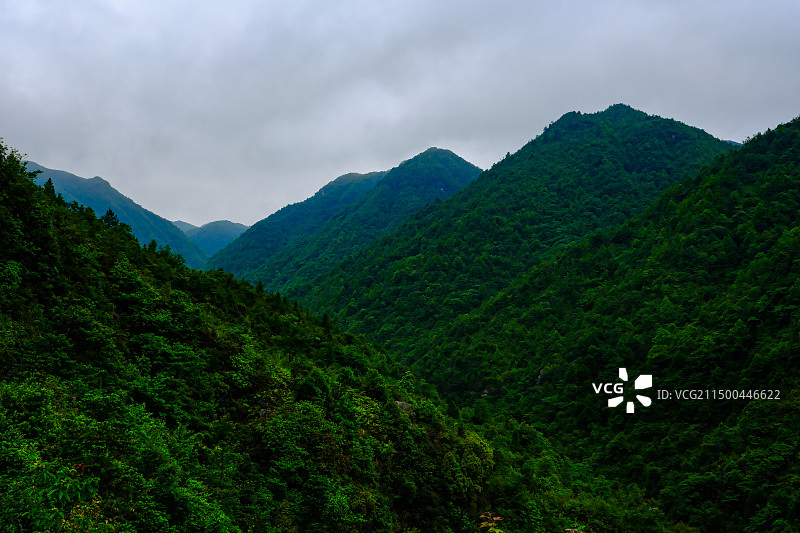 中国贵州黔南州三都县阳和乡归兰山风光，经典徒步路线，归兰山背子岩风光，归兰山瀑布，归兰山将军岩图片素材