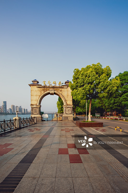 傍晚前汉江边的码头建筑光影1+湖北襄阳图片素材