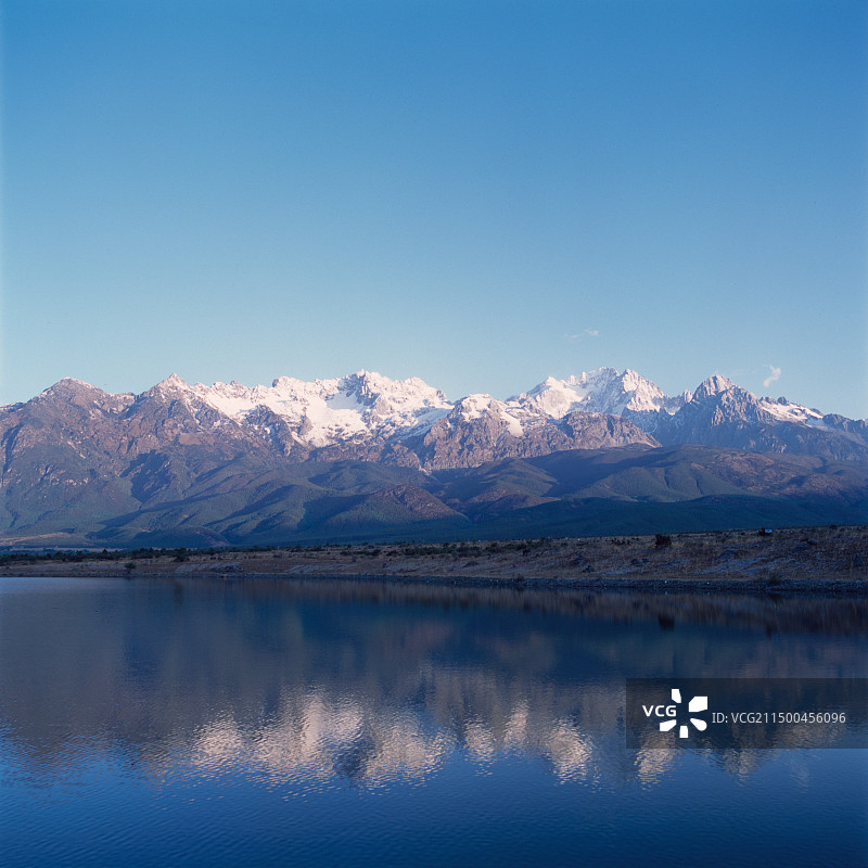 蓝天映衬下的湖光山色图片素材