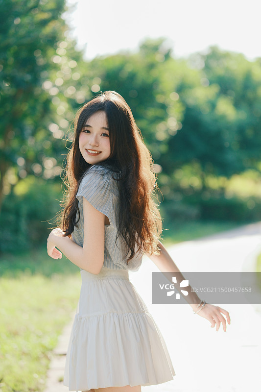 公园甜美女孩图片素材