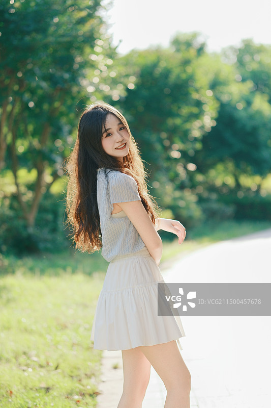 公园甜美女孩图片素材