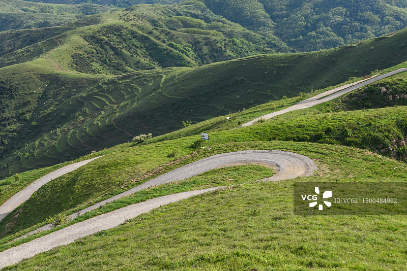 河南三门峡大青山上面蜿蜒的小路图片素材