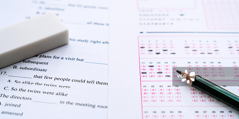 考试答题卡和一支铅笔图片素材