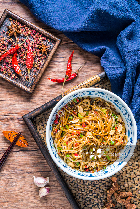 放在木桌上的一碗江西南昌美食南昌拌粉图片素材