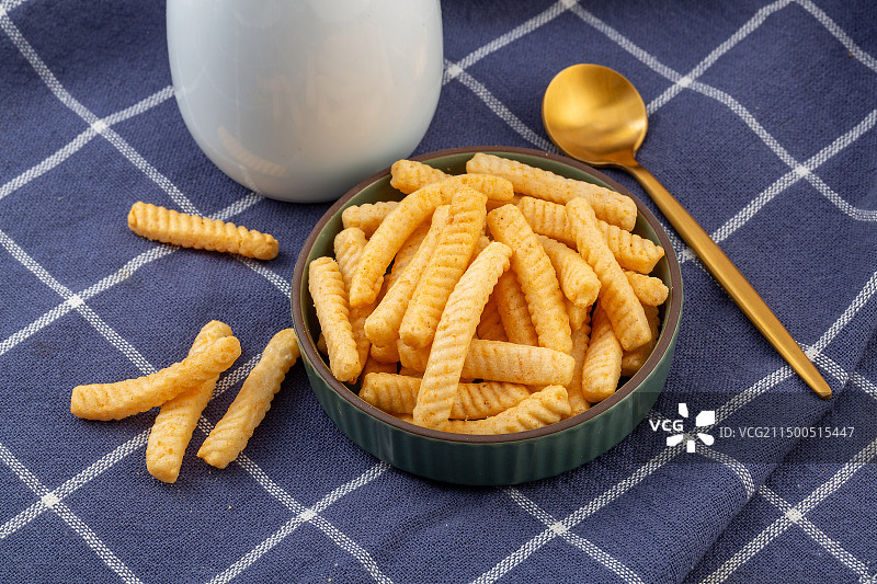 烧烤味亲亲虾条膨化食品休闲零食图片素材