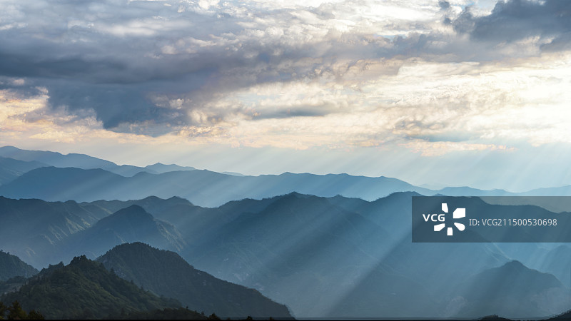 雪邦山北线日落时群山映天的景色图片素材